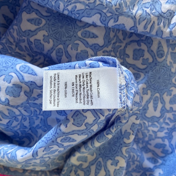 NWT Vineyard Vines blue white tile medallion print top S - Picture 9 of 9